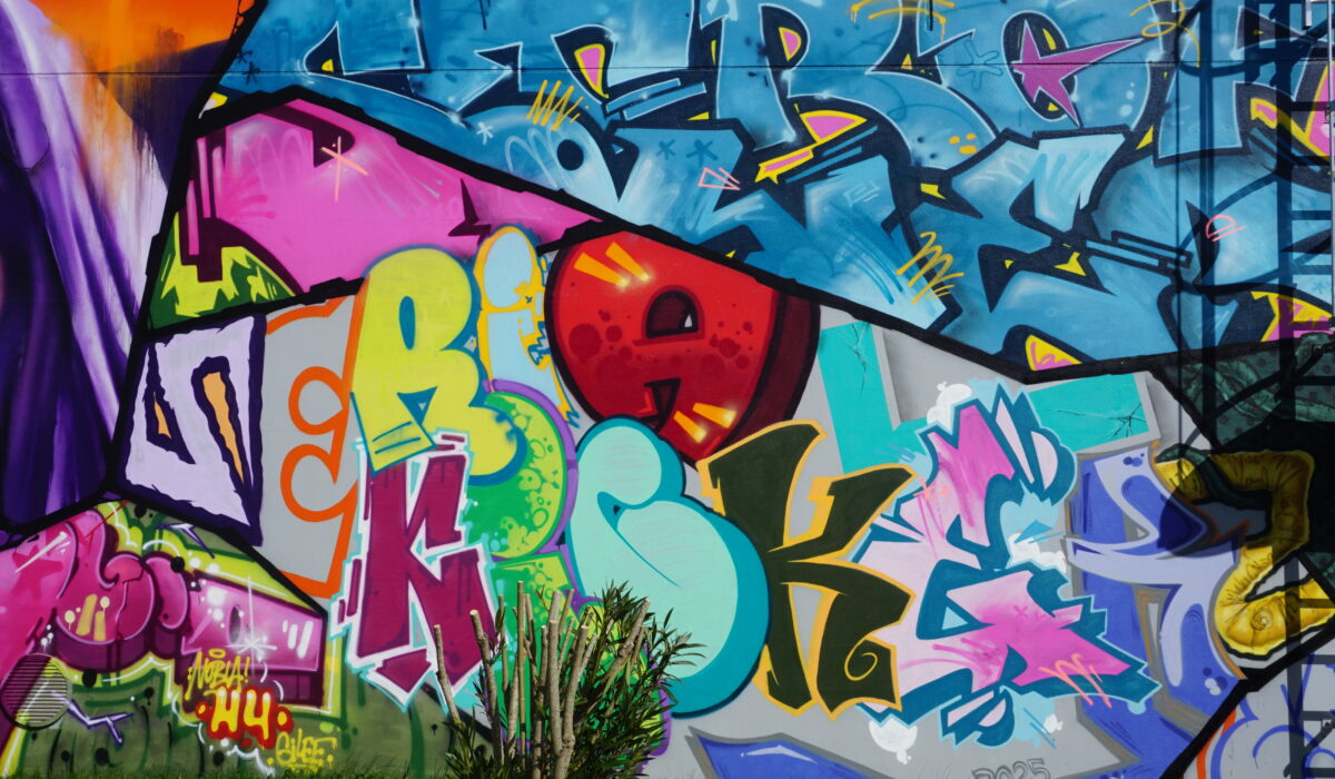 Détail de lettrage graffiti coloré sur fresque collective réalisée au festival Serial Kickerz au Haillan.