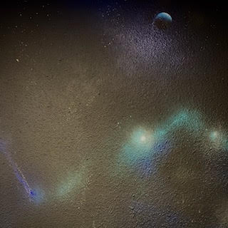 Zoom sur une nébuleuse peinte en graffiti sur mur intérieur.