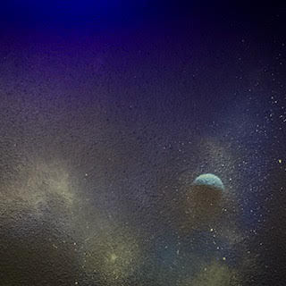 Peinture murale représentant une planète dans un univers spatial.