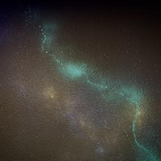 Peinture murale représentant un ciel étoilé et des nébuleuses.