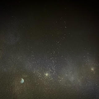 Mur peint avec effet ciel étoilé et profondeur spatiale.