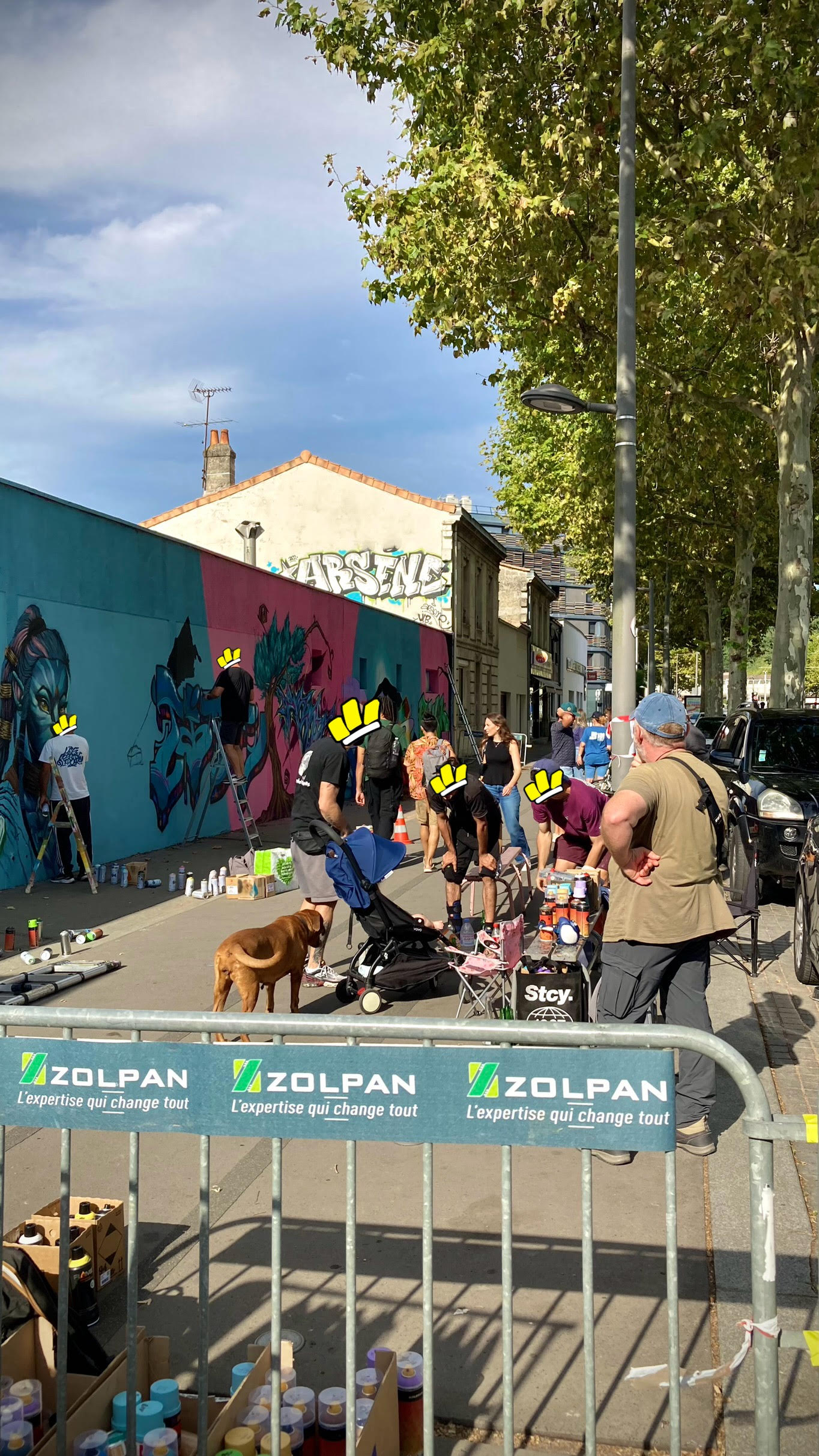Artistes et public réunis autour d’une fresque graffiti en cours de création lors de la JAM D’ARC 2025.