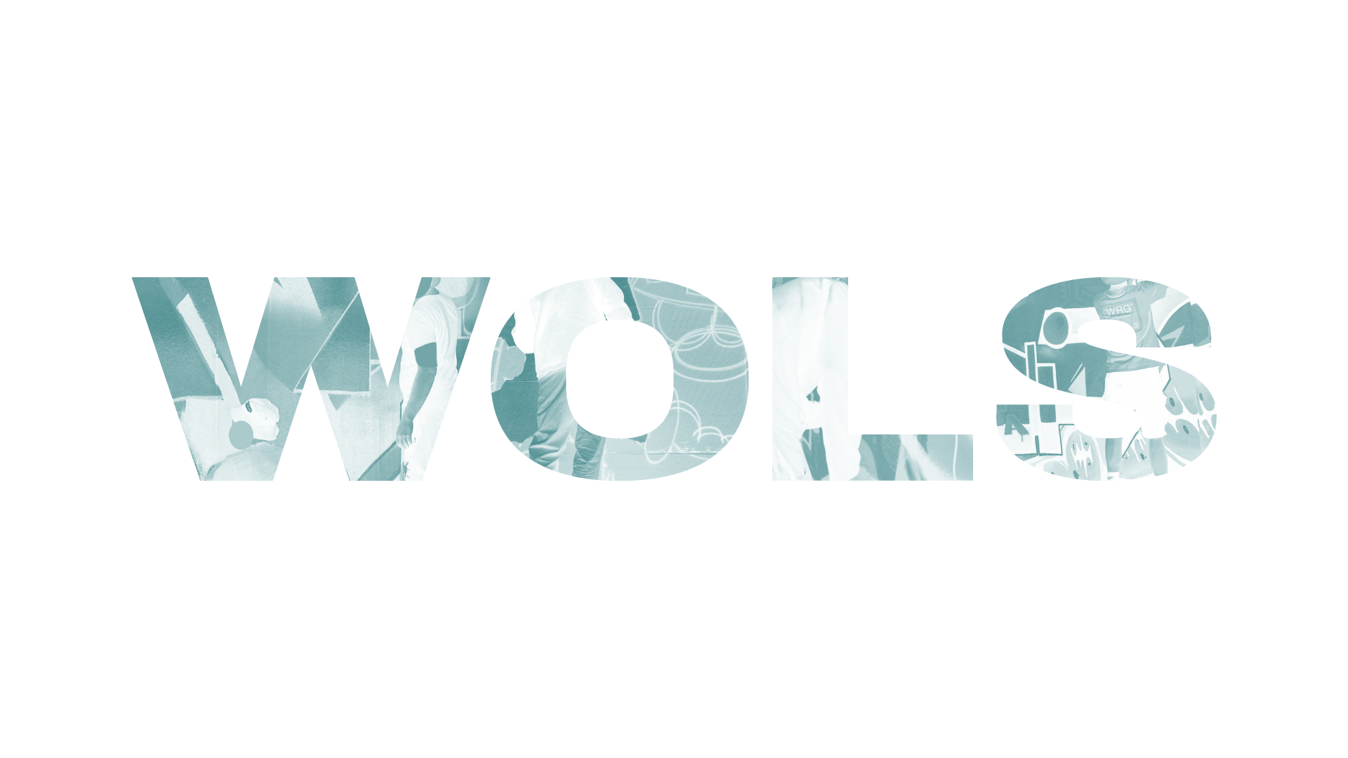 Lettrage WOLS en grandes lettres avec texture photo de scène street art intégrée, sur fond noir, style graphique moderne et urbain.