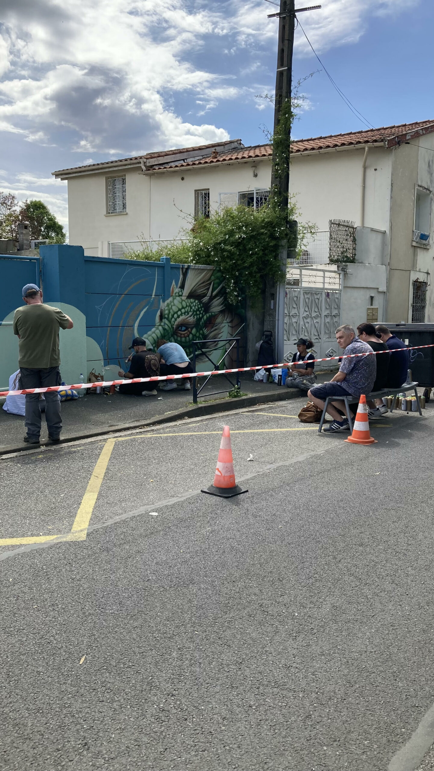 Artistes en train de peindre une fresque street art lors de la jam SLATE 25 à Cenon.