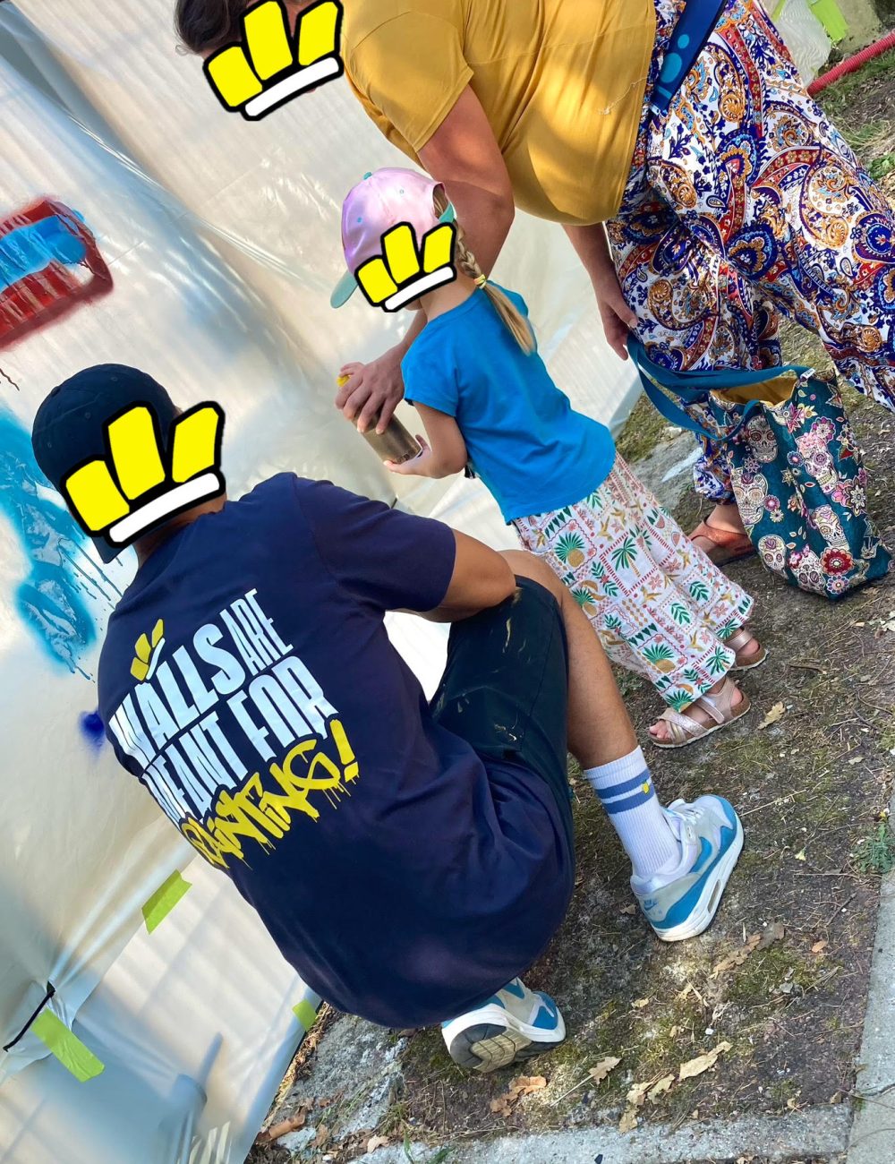 Enfant participant à un atelier graffiti encadré lors d’une fête de quartier à Pessac avec accompagnement d’un artiste.