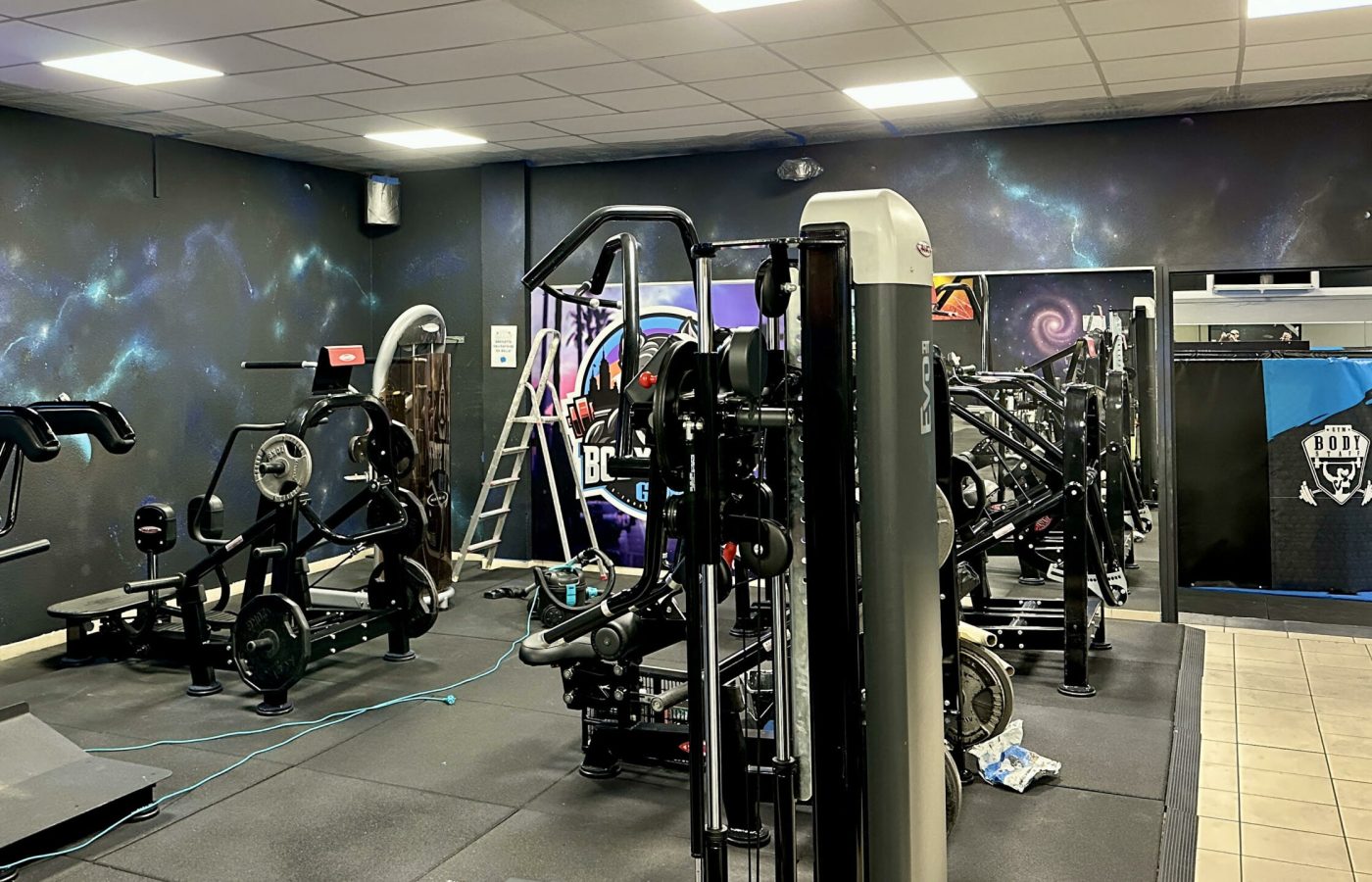 Décoration murale galaxie et nébuleuse dans une salle de sport à Artigues-près-Bordeaux.