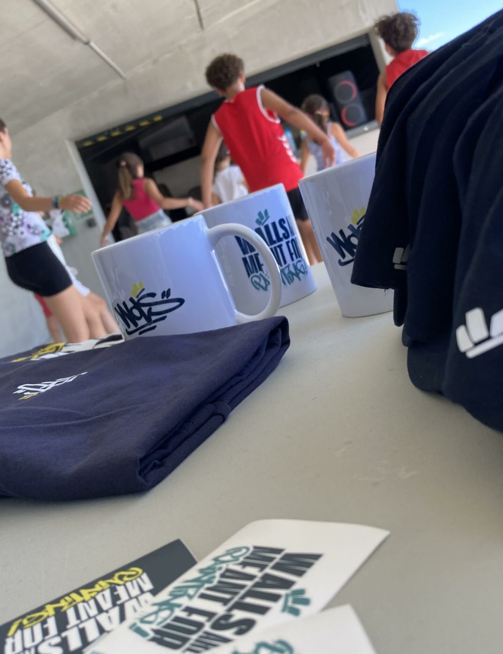 Atelier d’initiation breakdance avec des enfants lors du CAP33 à Floirac organisé par WOLS Street Art.