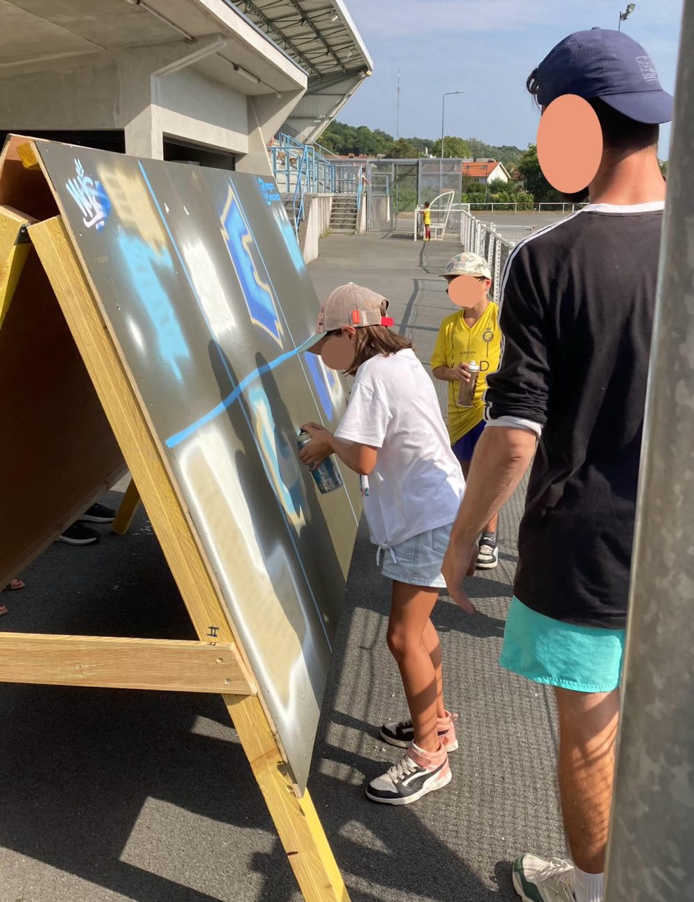 Enfants participant à un atelier graffiti encadré par WOLS Street Art lors du programme CAP 33 à Floirac.