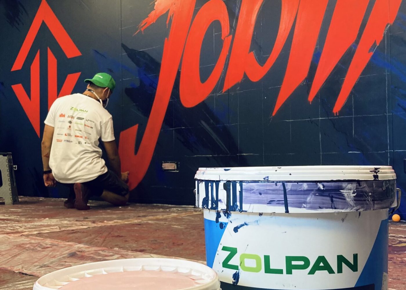 Fresque décorative avec typographie rouge dans un espace e-sport professionnel.