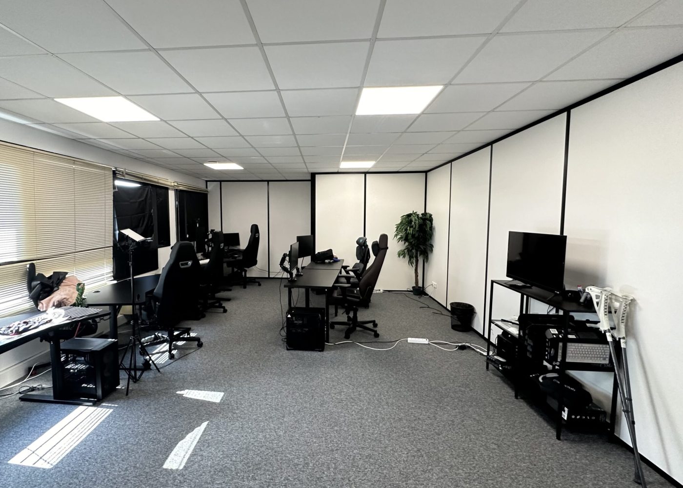 Salle e-sport avant transformation artistique dans les locaux JOBLIFE.