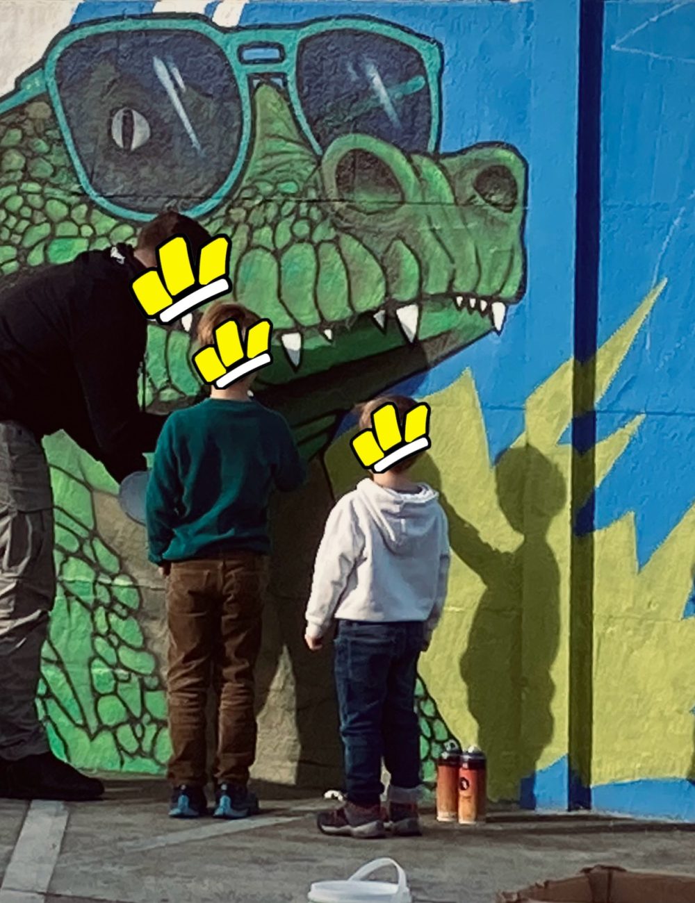 Artiste initiant des enfants au graffiti lors d’un atelier street art participatif chez Zolpan à Bordeaux.